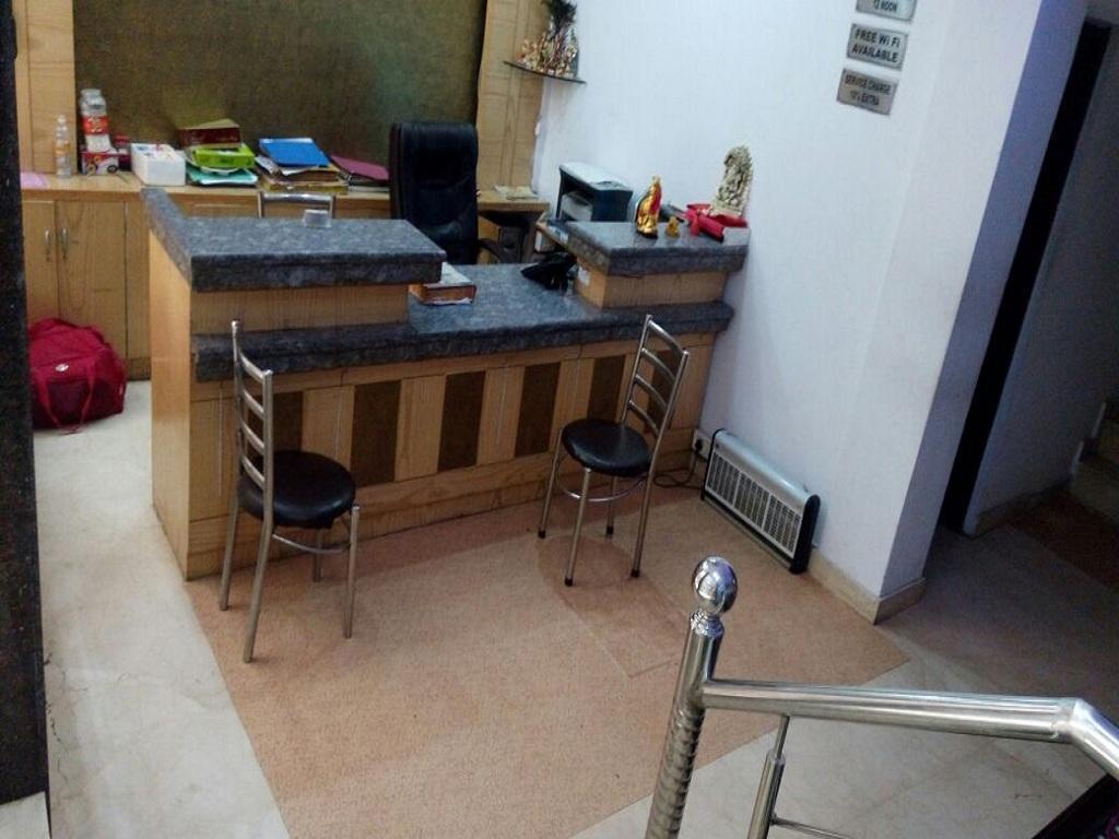 Hotel Parth Palace Yeni Delhi Dış mekan fotoğraf