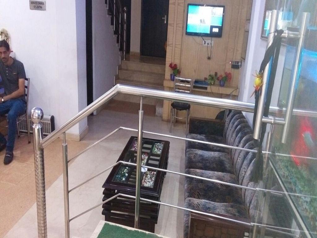 Hotel Parth Palace Yeni Delhi Dış mekan fotoğraf